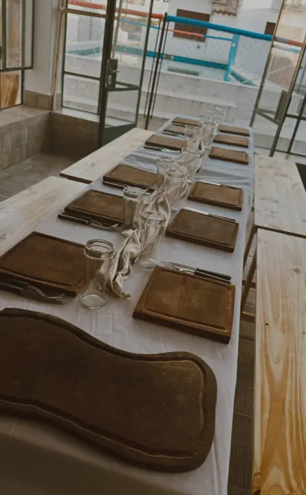 Mesa larga lista para los invitados